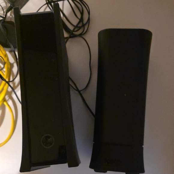 Spectrum Modem & Router Combo with Cords - Picture 5 of 5